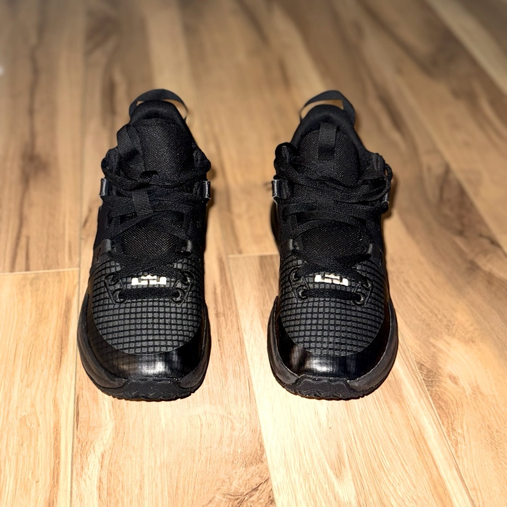 Youth Nike LeBron Witness VII